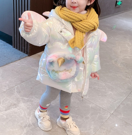 Moderna dječja jakna s kapuljačom i 3D elementom