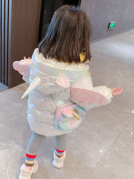 Moderna dječja jakna s kapuljačom i 3D elementom