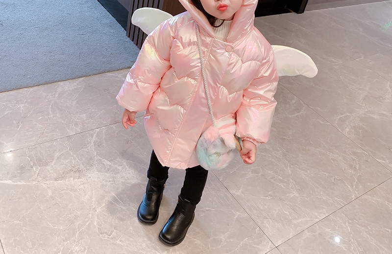 Moderna dječja jakna s kapuljačom i 3D elementom