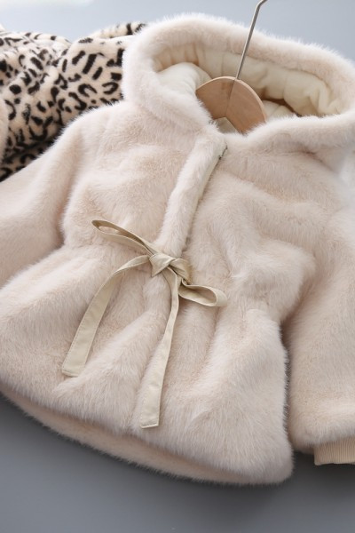 Detská ležérna páperová bunda s elastickým pásom a kapucňou