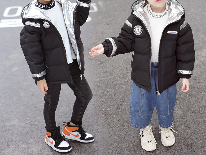 Moderna dječja jakna s kapuljačom i grbom - unisex model