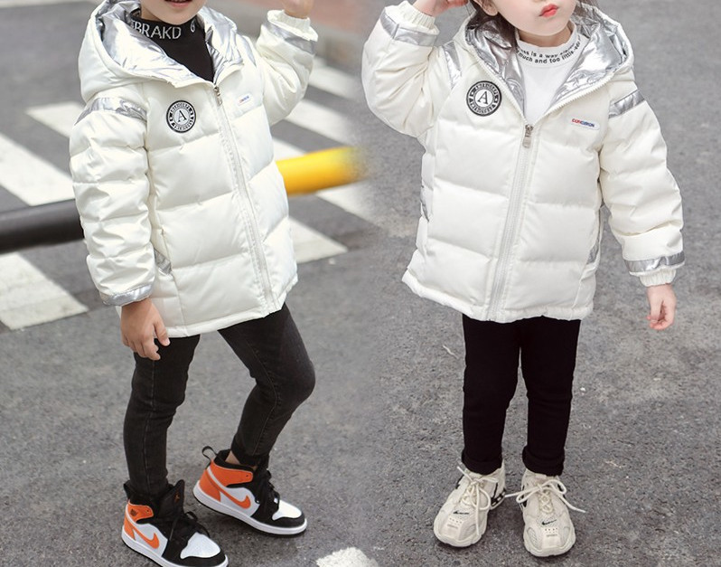 Moderna dječja jakna s kapuljačom i grbom - unisex model