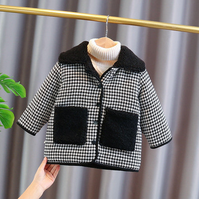 Karirani dječji kaput za djevojčice u crno-bijeloj boji