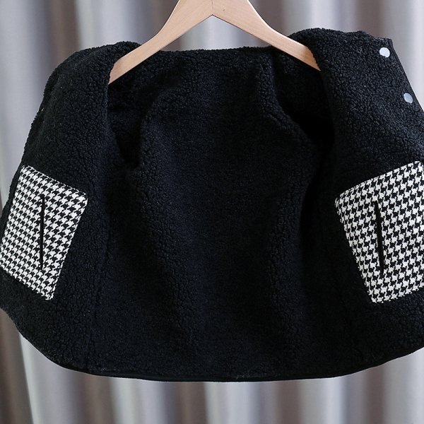 Karirani dječji kaput za djevojčice u crno-bijeloj boji