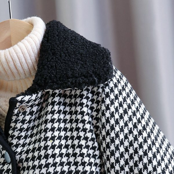 Karirani dječji kaput za djevojčice u crno-bijeloj boji