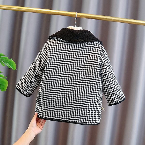 Karirani dječji kaput za djevojčice u crno-bijeloj boji