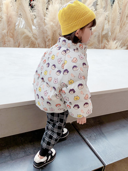 Kratka proljetno-jesenska jakna s printom u boji