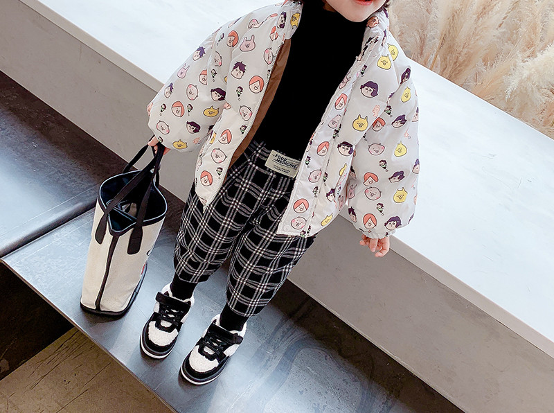 Kratka proljetno-jesenska jakna s printom u boji