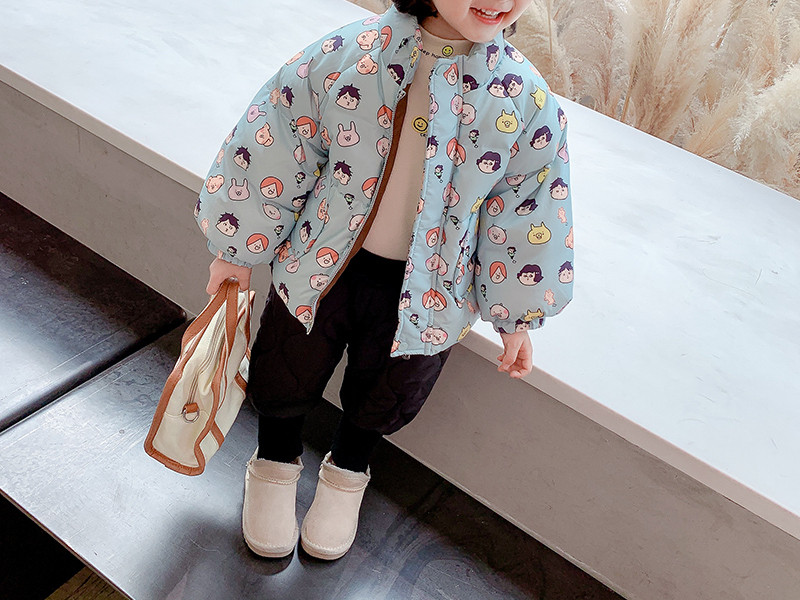 Kratka proljetno-jesenska jakna s printom u boji