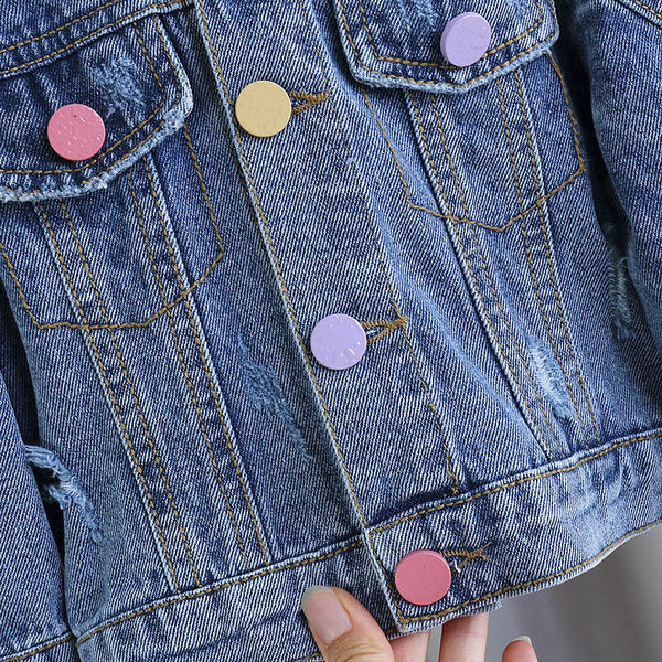 Dječja traper jakna s gumbima u boji primjerena za proljeće