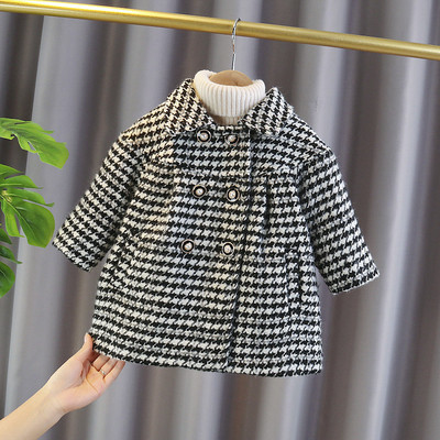 Moderan dječji kaput s gumbima i širokim ovratnikom