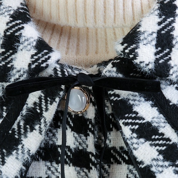 Moderan dječji kaput s gumbima i širokim ovratnikom