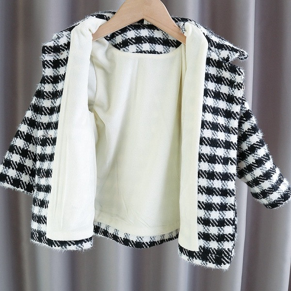 Moderan dječji kaput s gumbima i širokim ovratnikom