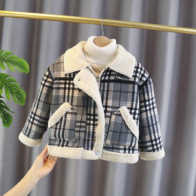 Karirani dječji kaput s mekom postavom i džepovima