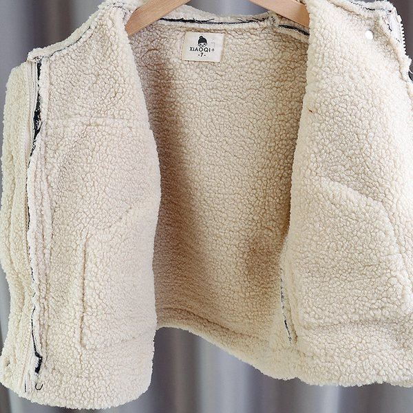 Karirani dječji kaput s mekom postavom i džepovima