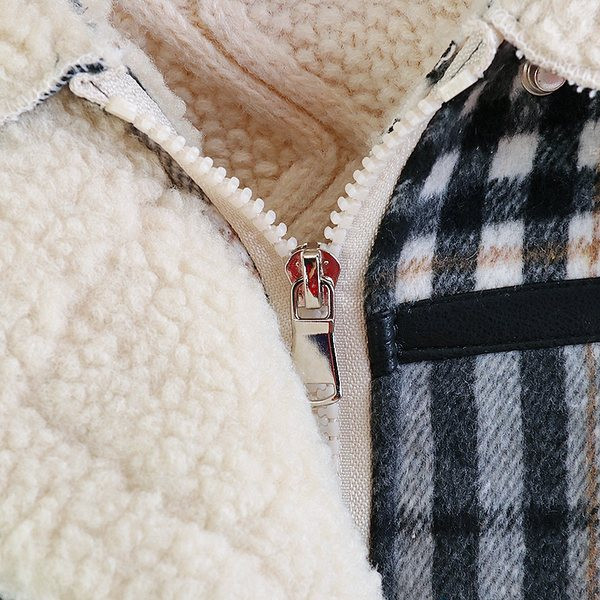 Karirani dječji kaput s mekom postavom i džepovima