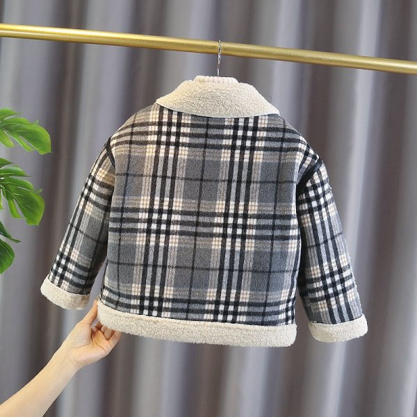 Karirani dječji kaput s mekom postavom i džepovima