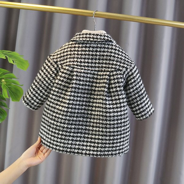 Moderan karirani kaput s gumbima i džepovima