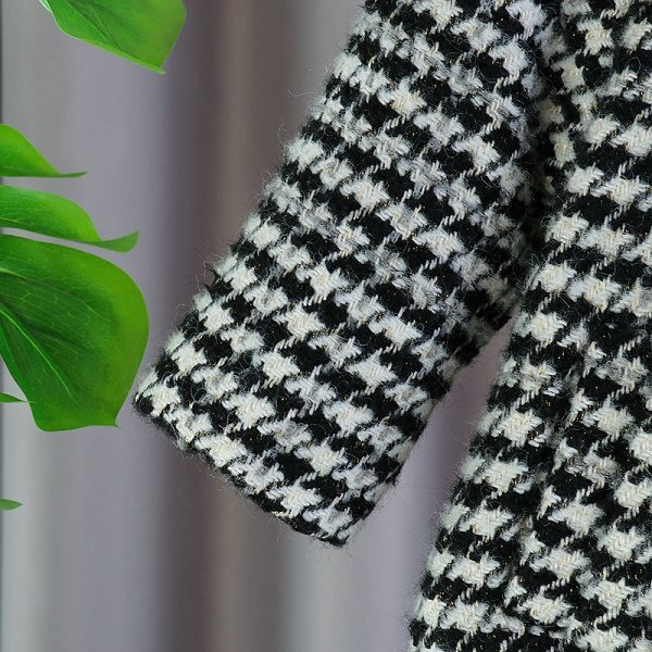 Moderan karirani kaput s gumbima i džepovima