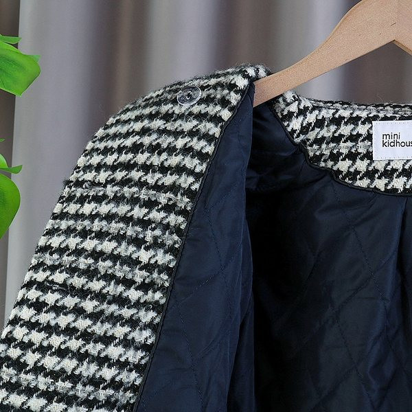 Moderan karirani kaput s gumbima i džepovima