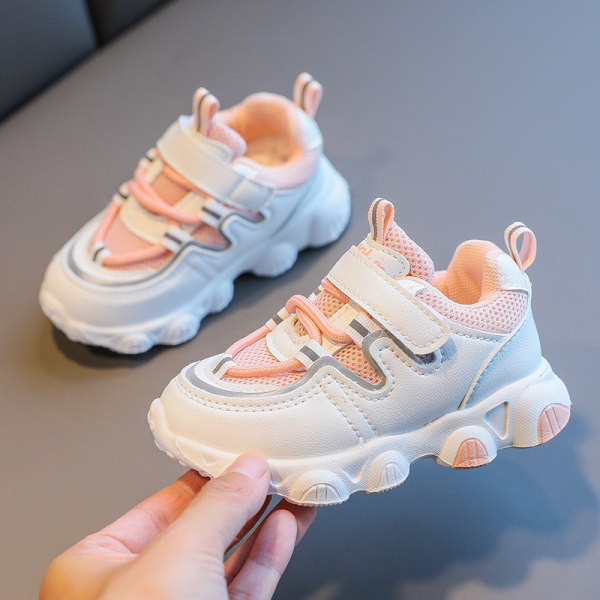 Dječje tenisice s mrežicom i naljepnicom u tri boje