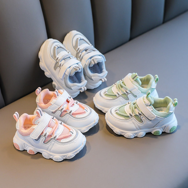 Dječje tenisice s mrežicom i naljepnicom u tri boje