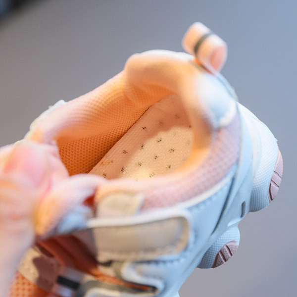 Dječje tenisice s mrežicom i naljepnicom u tri boje