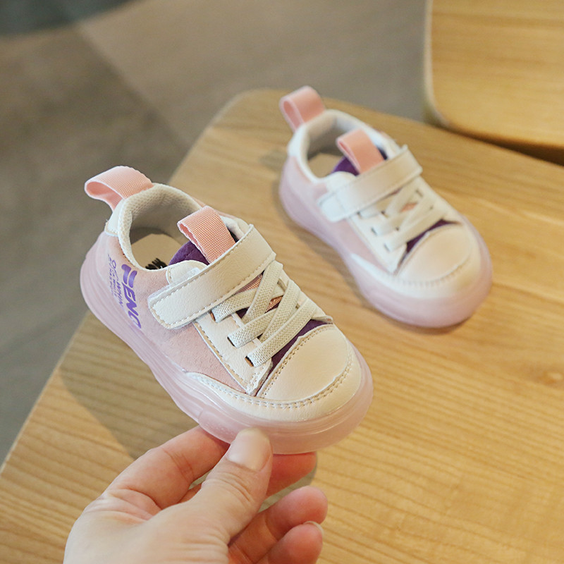 Ležerne dječje tenisice s naljepnicama i vezicama - ravni potplat