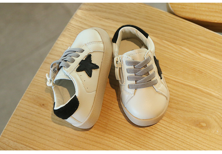 Dječje tenisice s ravnim đonom i grbom