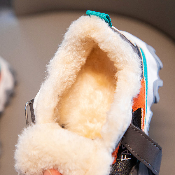 Ležerne dječje tenisice s toplom postavom i naljepnicama