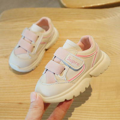 Dječje tenisice sa zakrpama i grubim potplatom