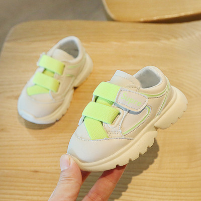 Dječje tenisice sa zakrpama i grubim potplatom