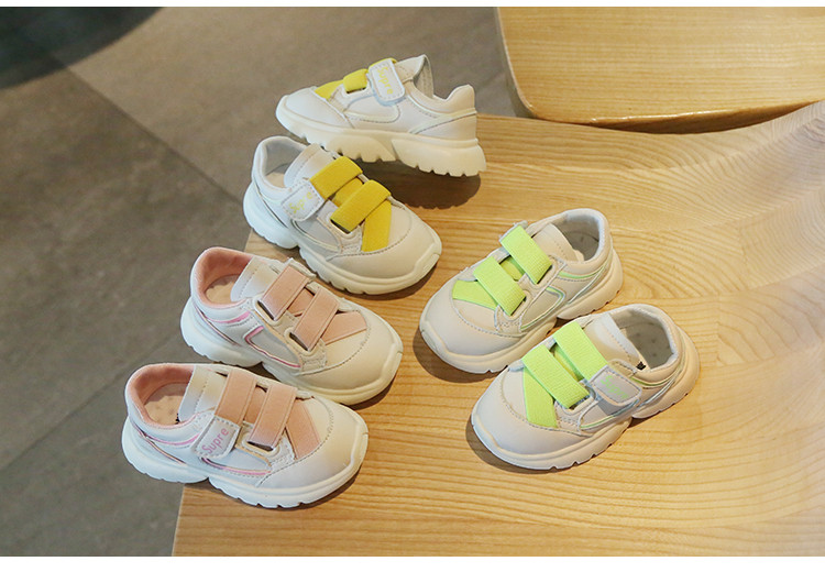 Dječje tenisice sa zakrpama i grubim potplatom