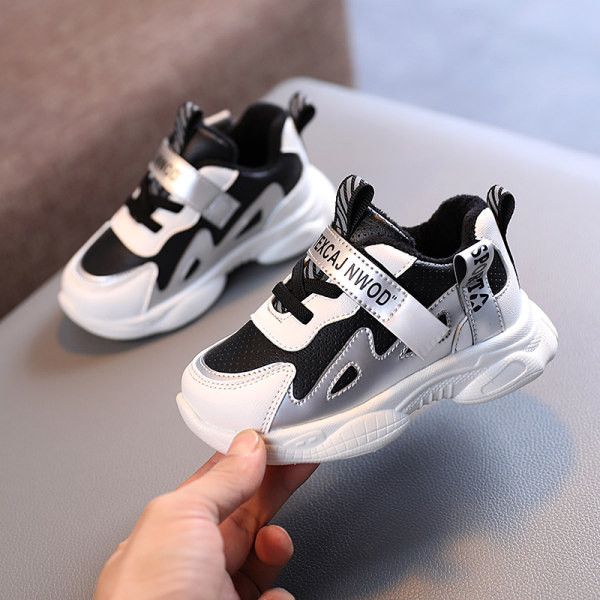 Moderne dječje tenisice sa naljepnicama i natpisom u različitim bojama