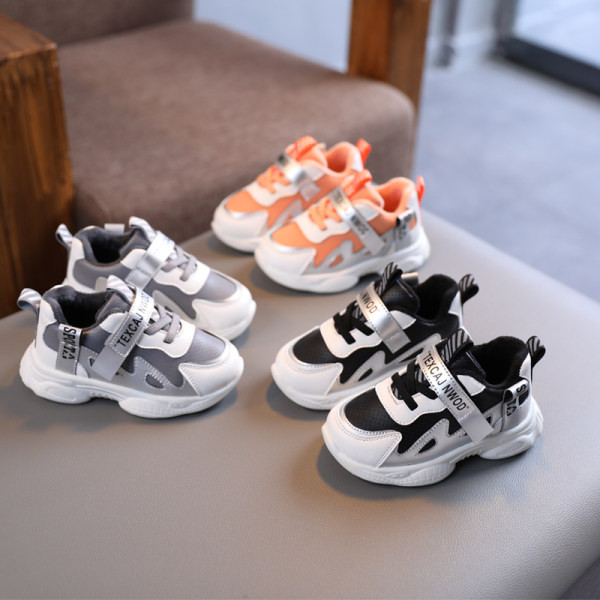 Moderne dječje tenisice sa naljepnicama i natpisom u različitim bojama