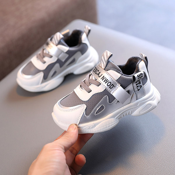 Moderne dječje tenisice sa naljepnicama i natpisom u različitim bojama