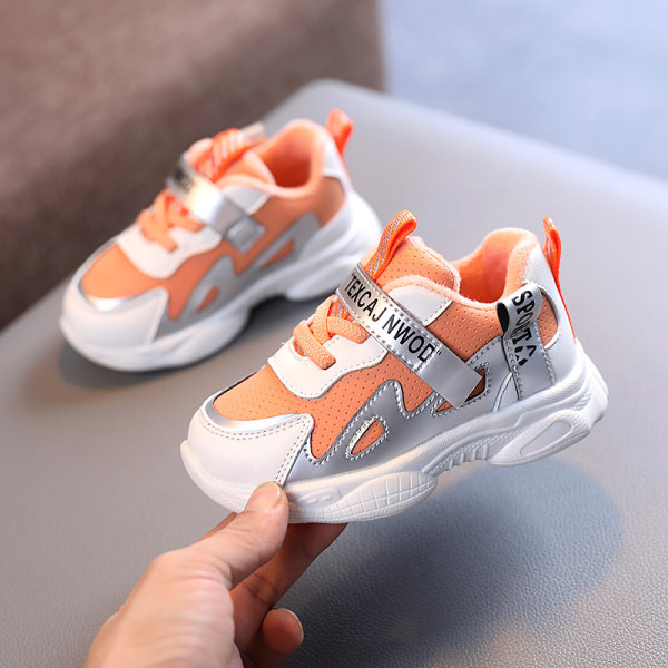 Moderne dječje tenisice sa naljepnicama i natpisom u različitim bojama