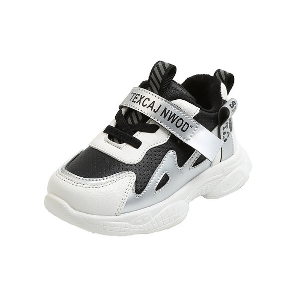 Moderne dječje tenisice sa naljepnicama i natpisom u različitim bojama