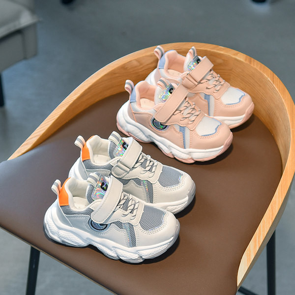 Novi model dječjih tenisica sa naljepnicom