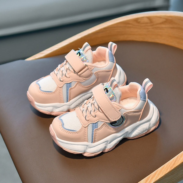 Novi model dječjih tenisica sa naljepnicom