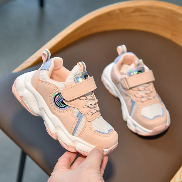 Novi model dječjih tenisica sa naljepnicom