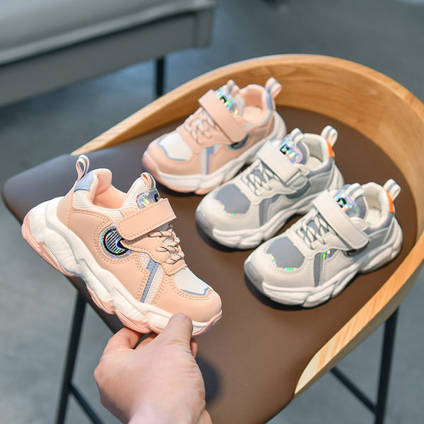 Novi model dječjih tenisica sa naljepnicom