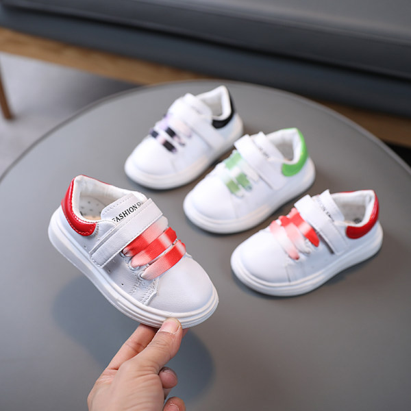 Dječje tenisice s ravnim potplatom i naljepnicom za djevojčice i dječake