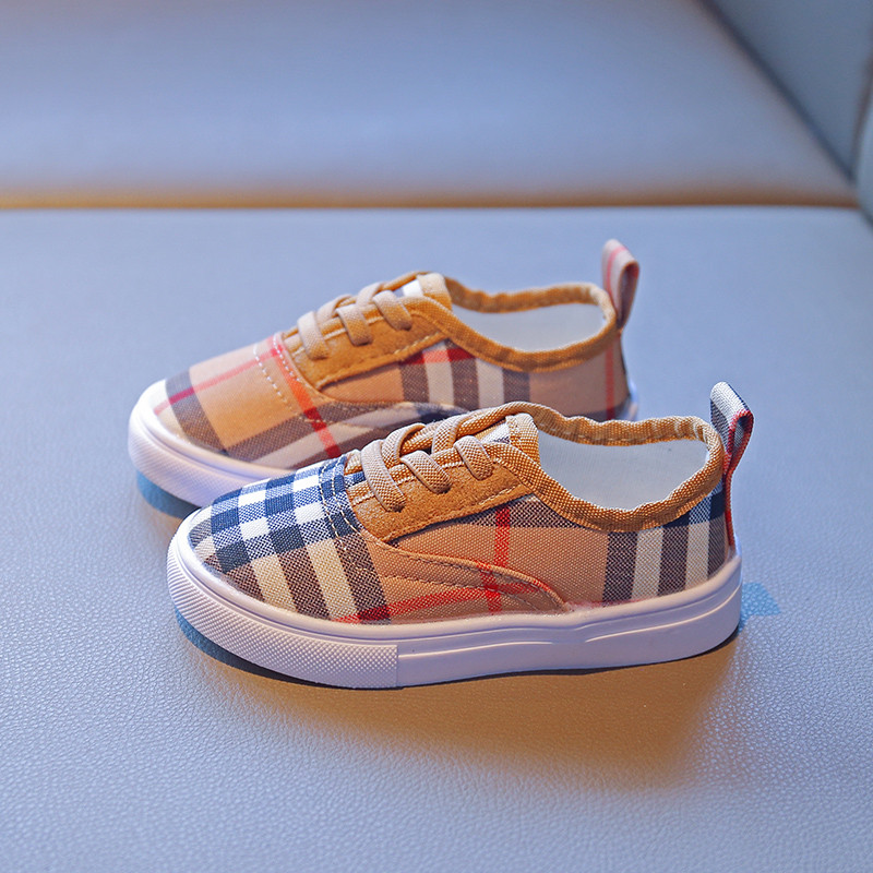 Karirane tekstilne tenisice s vezicama