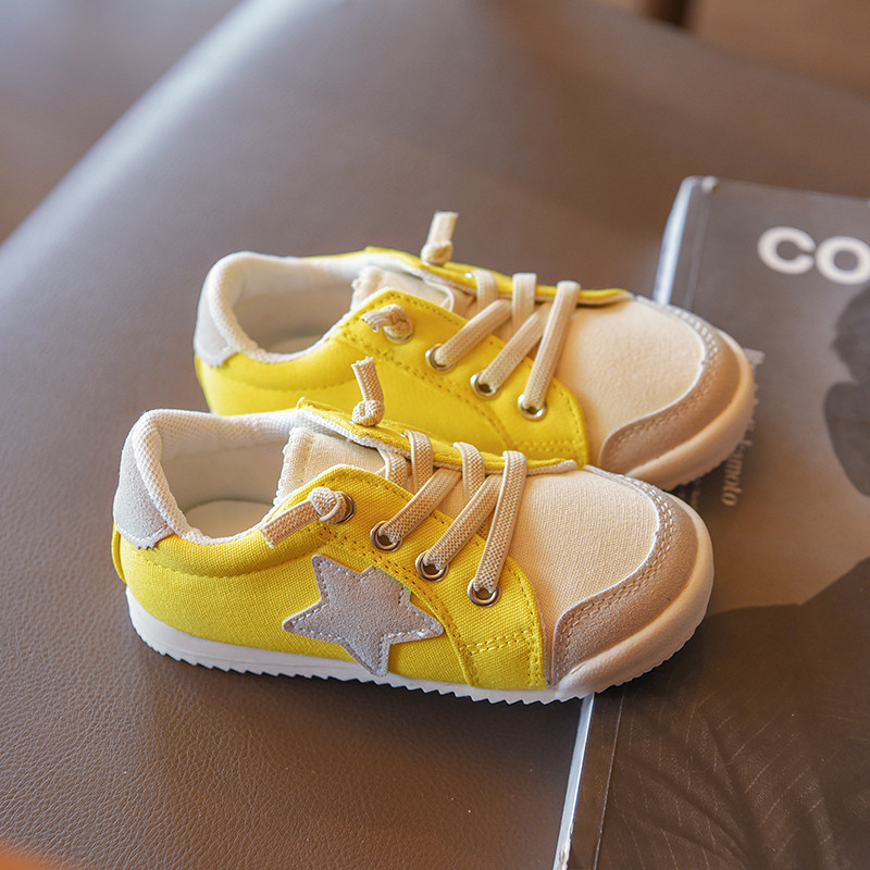 Proljetne tenisice od tekstila s aplikacijama i vezicama