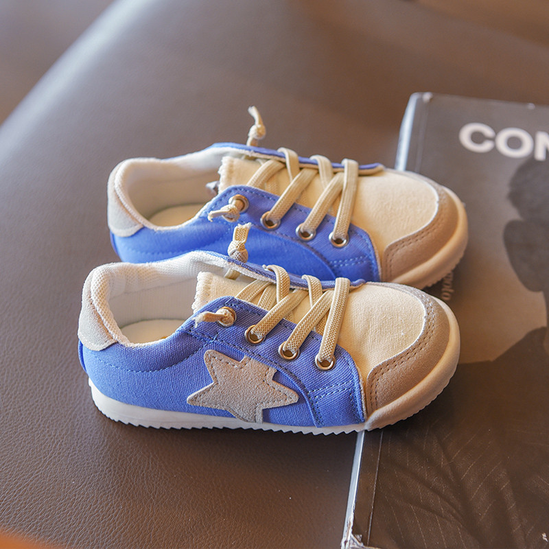 Proljetne tenisice od tekstila s aplikacijama i vezicama