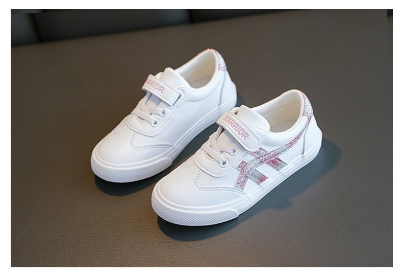 Ležerne dječje tenisice s naljepnicom i šarenim uzorkom u bijeloj boji