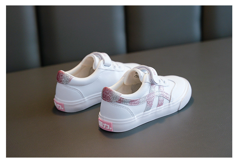 Ležerne dječje tenisice s naljepnicom i šarenim uzorkom u bijeloj boji