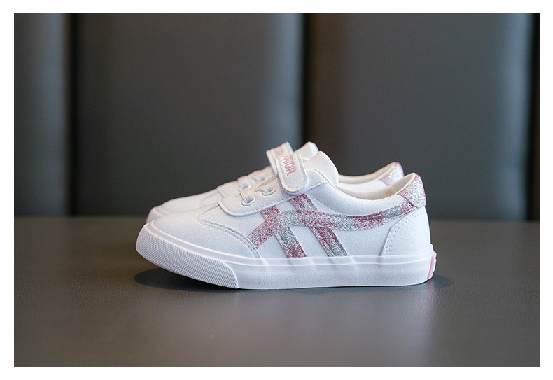 Ležerne dječje tenisice s naljepnicom i šarenim uzorkom u bijeloj boji