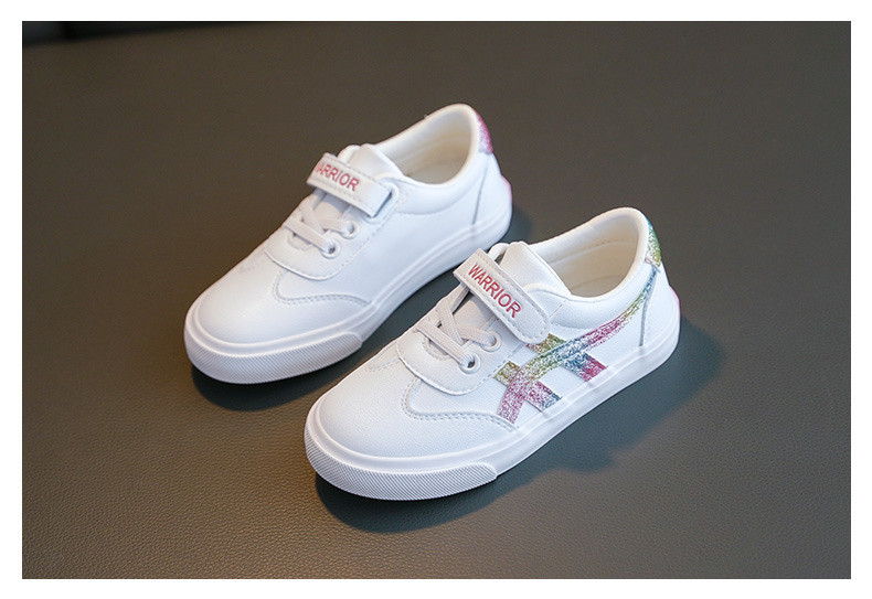 Ležerne dječje tenisice s naljepnicom i šarenim uzorkom u bijeloj boji